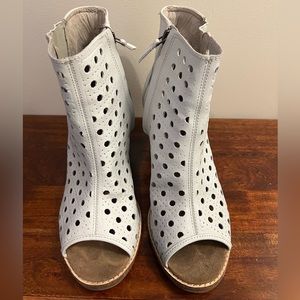 Tom’s Suede Cutout Booties in Size 9.5